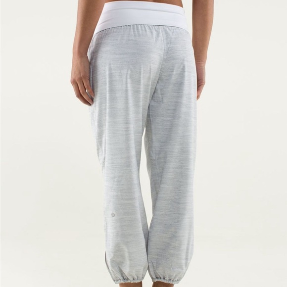 Sz 6 Lululemon Heather Grey Lightweight Om Pant | Roll Down Waist Cropped Pants - Picture 1 of 7